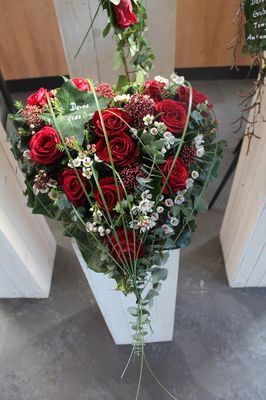 Trauerherz mit roten Rosen zur Beerdigung
