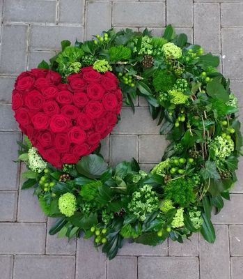 Herz aus roten Rosen mit Trauerkranz