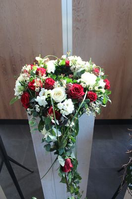 Urnenkranz mit roten und weißen Rosen
