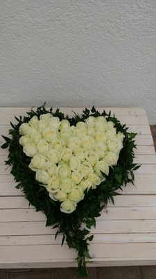 Trauerherz mit weißen Rosen