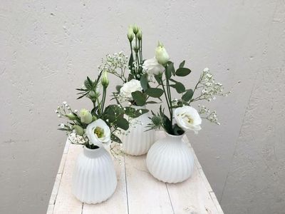 Vasenfüllung mit weißen Blüten
